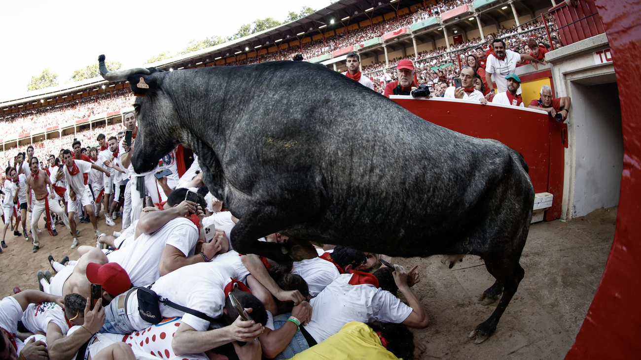 Cinco heridos en el tercer encierro de los Sanfermines, uno por asta de toro en el brazo