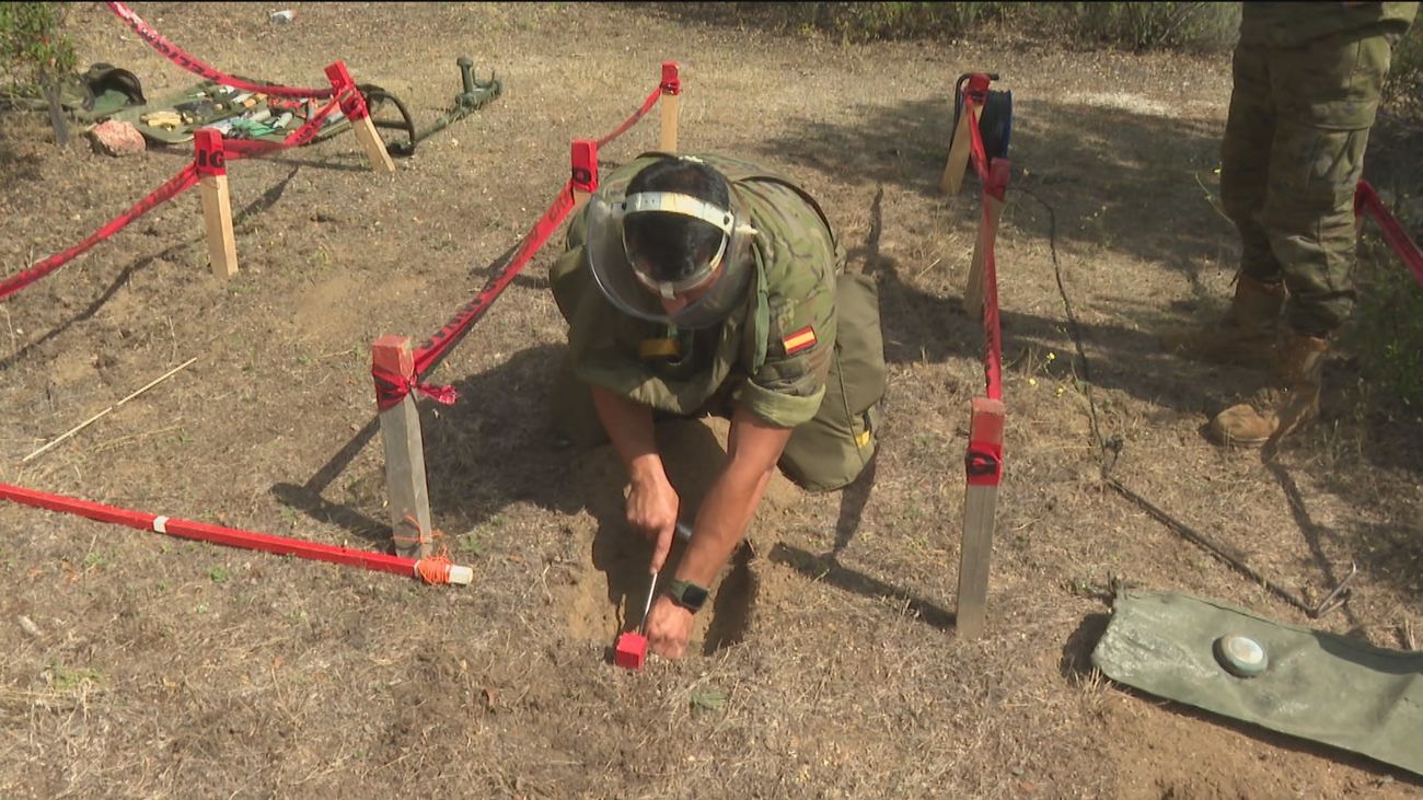 Héroes que desactivan minas antipersona: la peligrosa labor que se enseña en Madrid