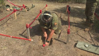 Héroes que desactivan minas antipersona: la peligrosa labor que se enseña en Madrid