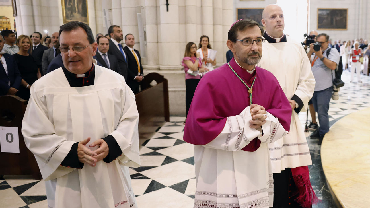 El nuevo arzobispo de Madrid (derecha) oficia la eucaristía con la que se da inicio su ministerio episcopal