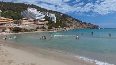 Aparece un cuerpo en el mar en una playa de Ibiza