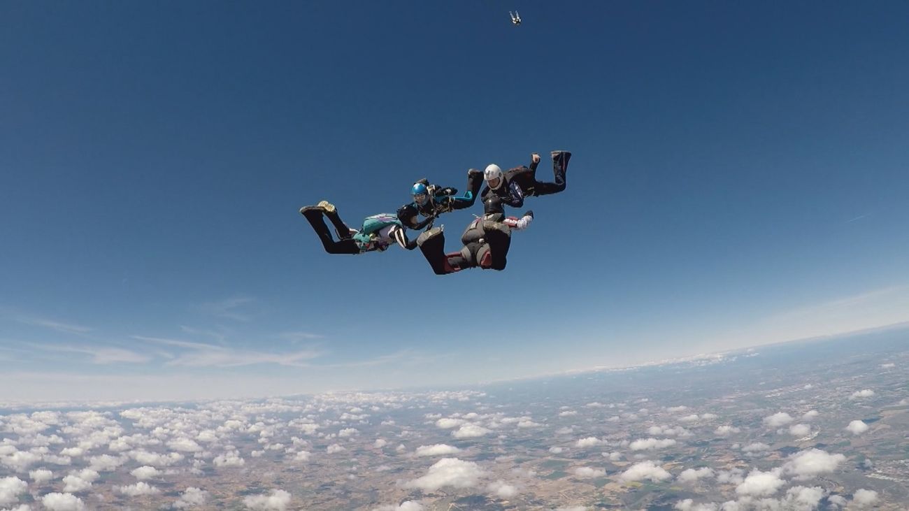 'Mamma Mia', el equipo de madres paracaidistas