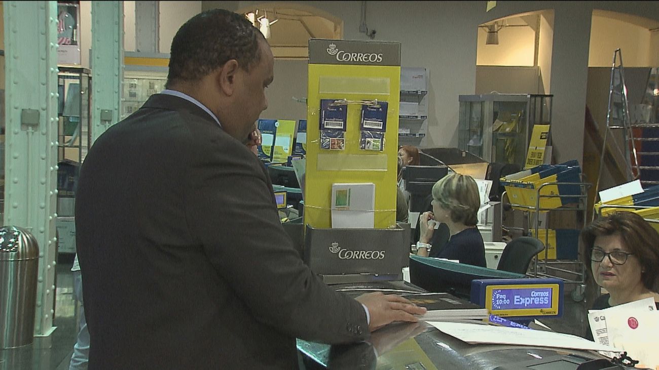 Las oficinas de Correos, desbordadas por el voto por correo