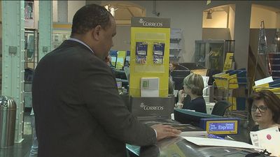 Las oficinas de Correos, desbordadas por el voto por correo