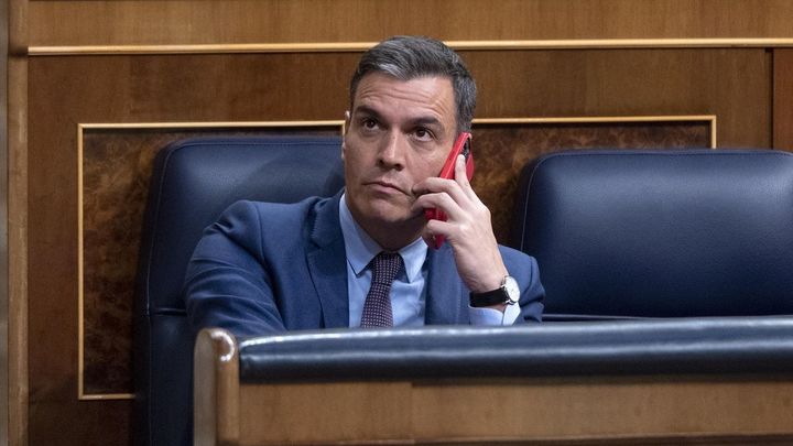 El presidente del Gobierno, Pedro Sánchez, hablando por teléfono