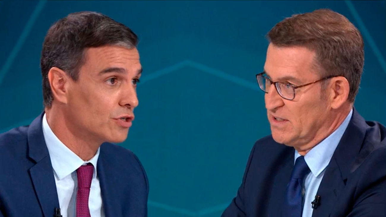 Pedro Sánchez y Alberto Núñez Feijóo en el debate electoral