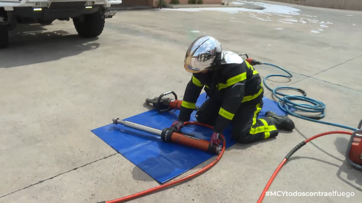 ¿Cómo se prepara un bombero para un incendio?