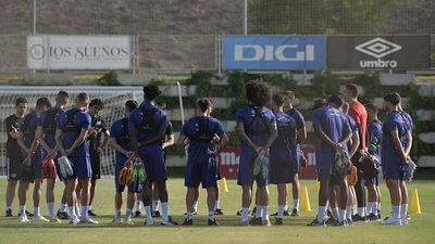 El Rayo trabaja a contrarreloj para incorporar dos laterales y dos centrales