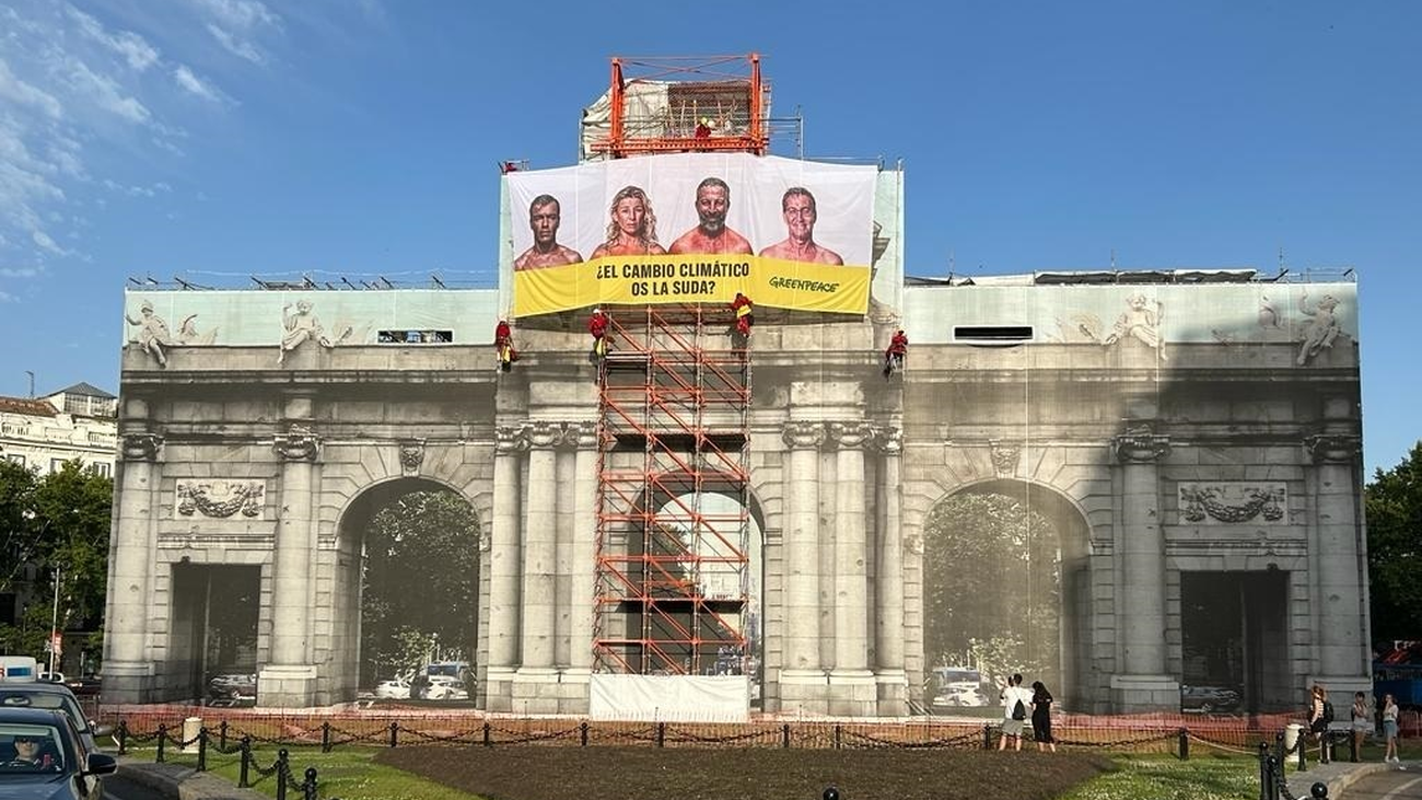 Greenpeace despliega una pancarta con el lema '¿El cambio climático os la suda?'