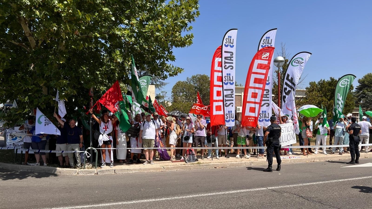Los funcionarios de Justicia retoman la huelga con una concentración frente a Moncloa