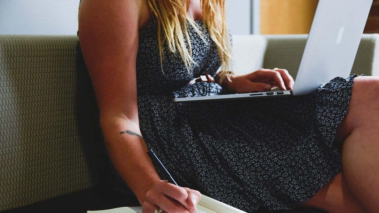 La mitad de las mujeres sienten la obligación de responder fuera de su horario laboral