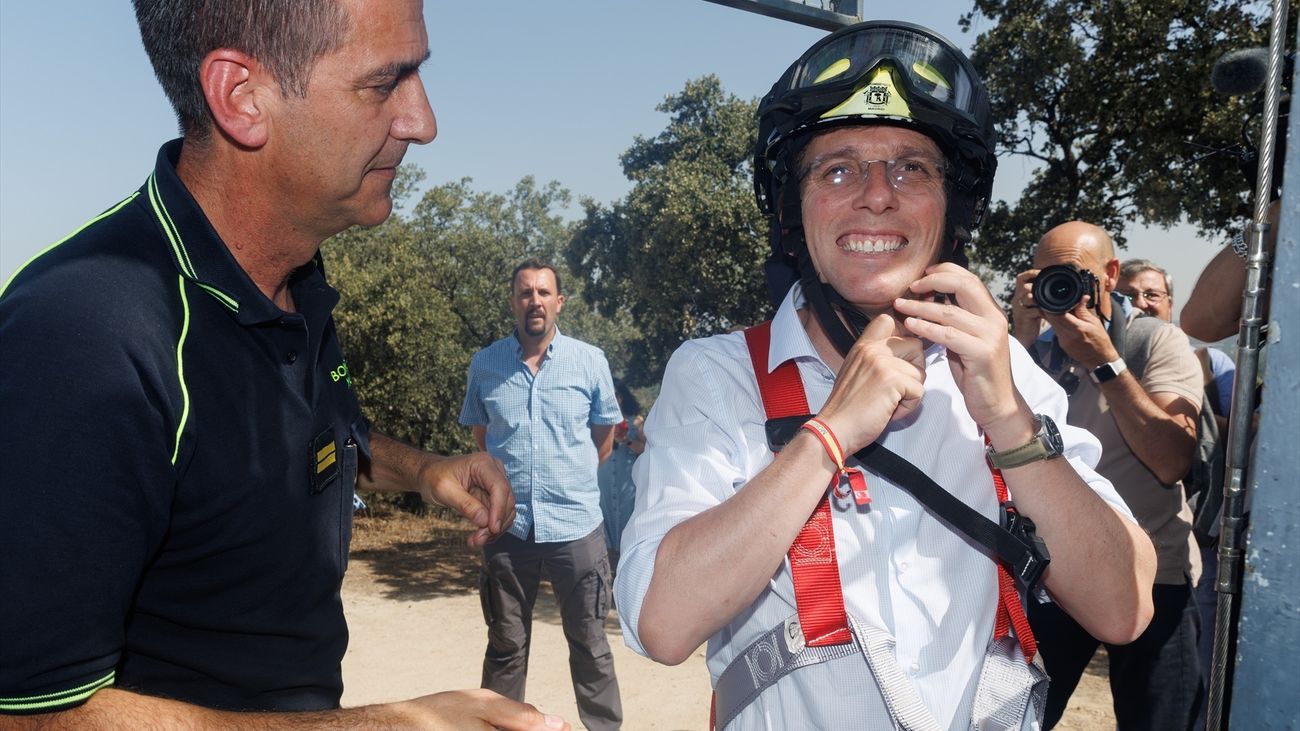 Almeida visita el dispositivo contra incendios de la Casa de Campo