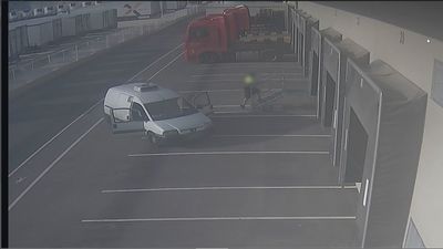 Dos detenidos por robar preservativos y sandalias en Alicante