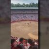 Decenas de personas entonan el ‘Que te vote Txapote’ en la plaza de toros de Pamplona