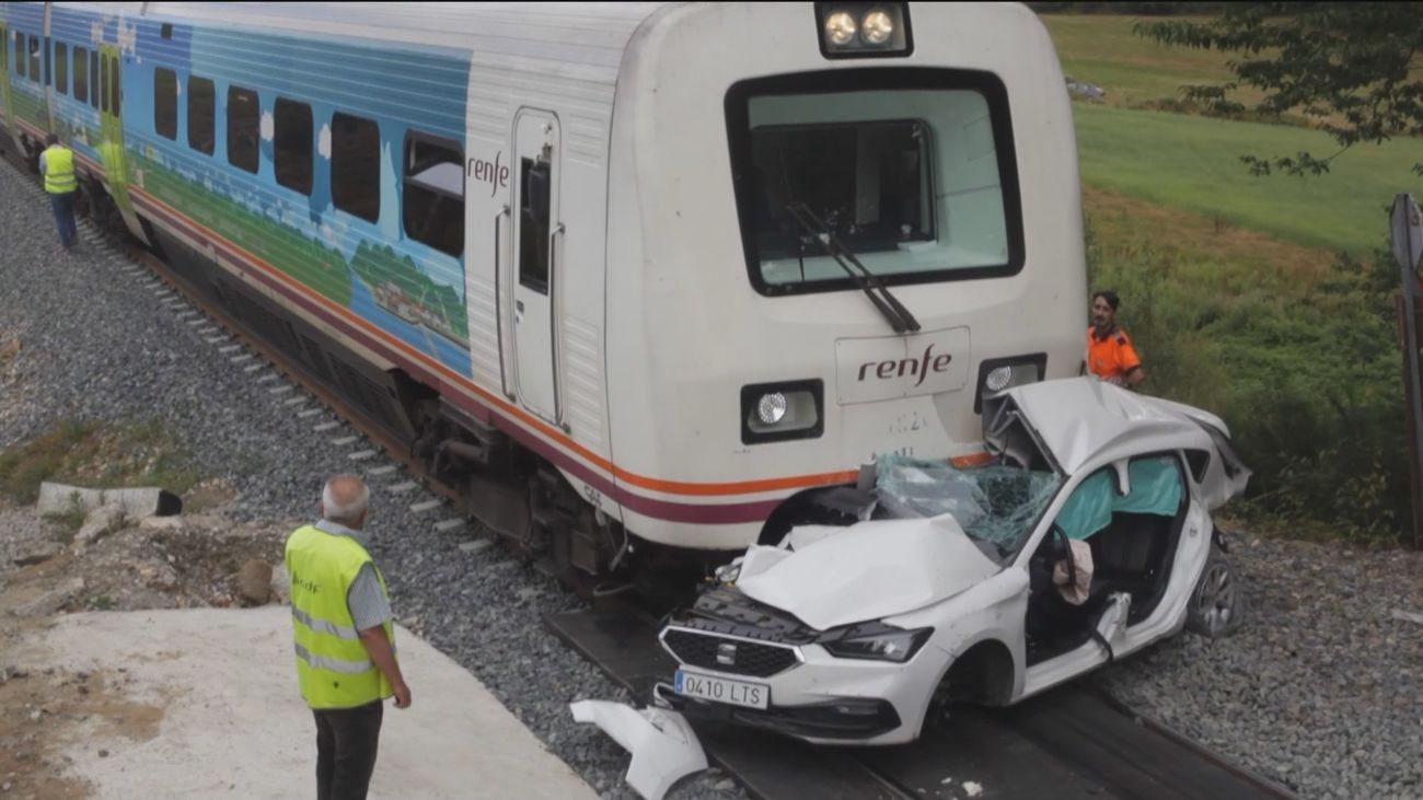 Un muerto y dos heridos graves al arrollar un tren a un coche en un paso a nivel en Lugo
