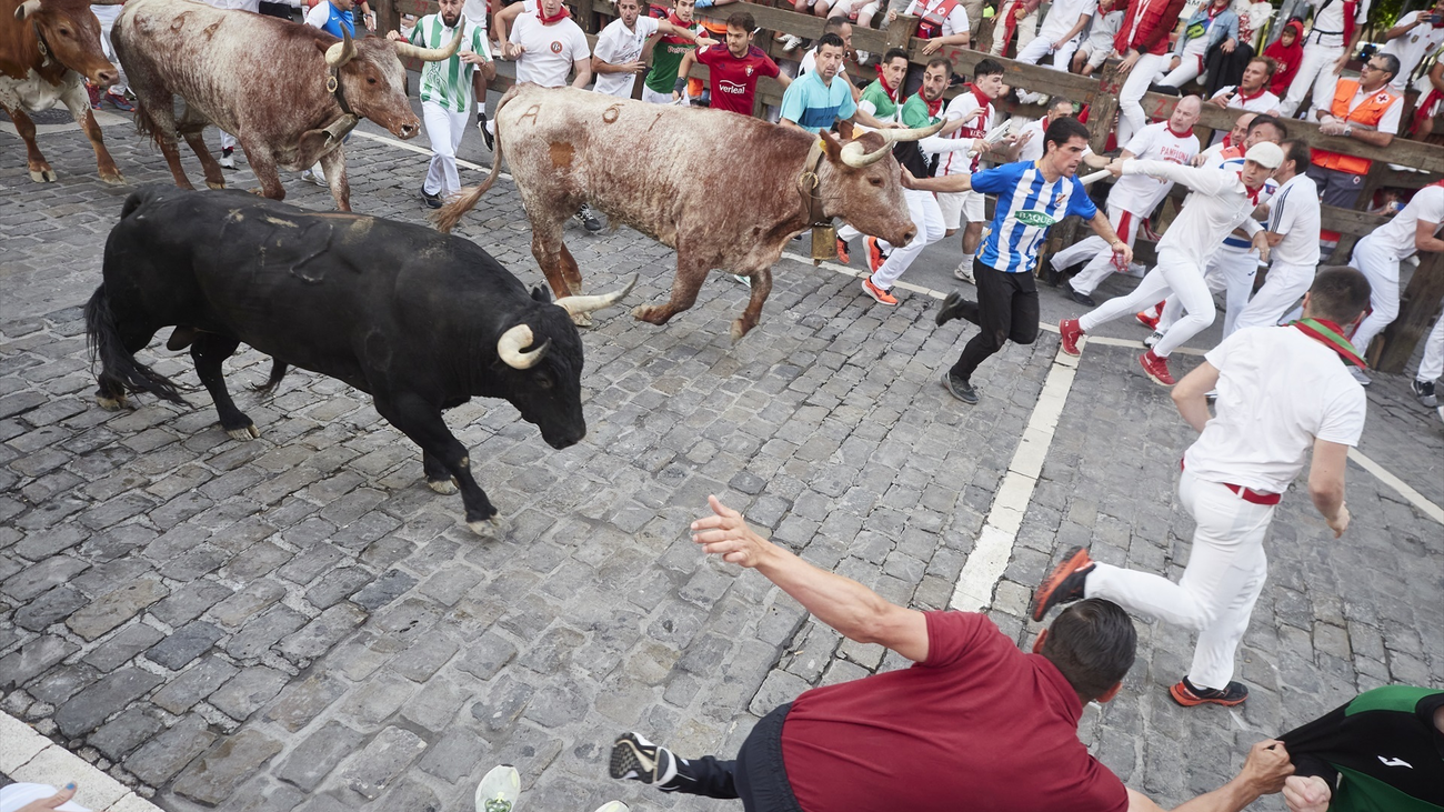 Los Jandilla dejan tres trasladados al hospital en el sexto encierro de los Sanfermines