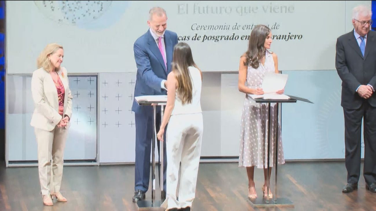 Los reyes presiden la ceremonia de entrega de las becas de la Fundación la Caixa