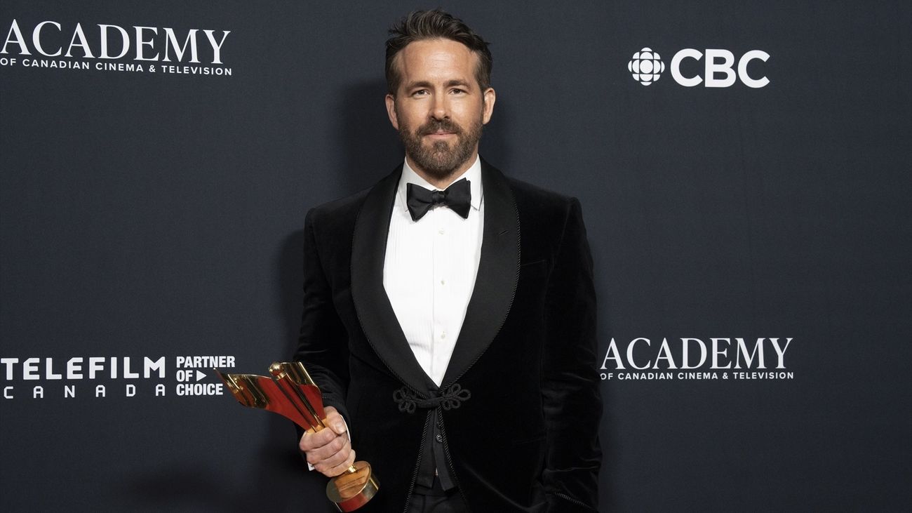 Ryan Reynolds posa con el  "Humanitarian Award" en los Premios de Comedia y Drama de TV