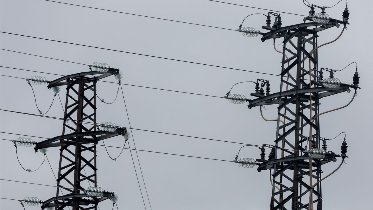 Vista de dos torre de alta tensión,  en Madrid (España)