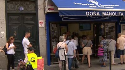 Largas colas para comprar lotería de Navidad en Doña Manolita en pleno mes de julio