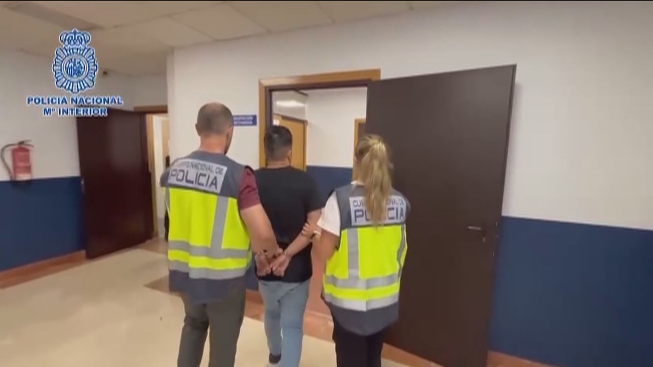 El hombre que quería huir con un bebé en el barrio de Carabanchel, gritaba “quiero a mi hijo” durante su arresto