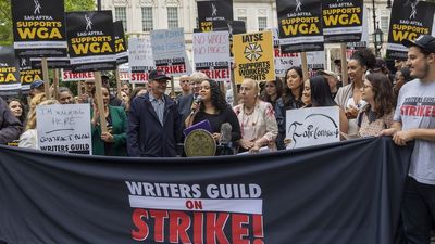 Actores de Hollywood se unen a la huelga de guionistas y amenazan con colapsar la industria