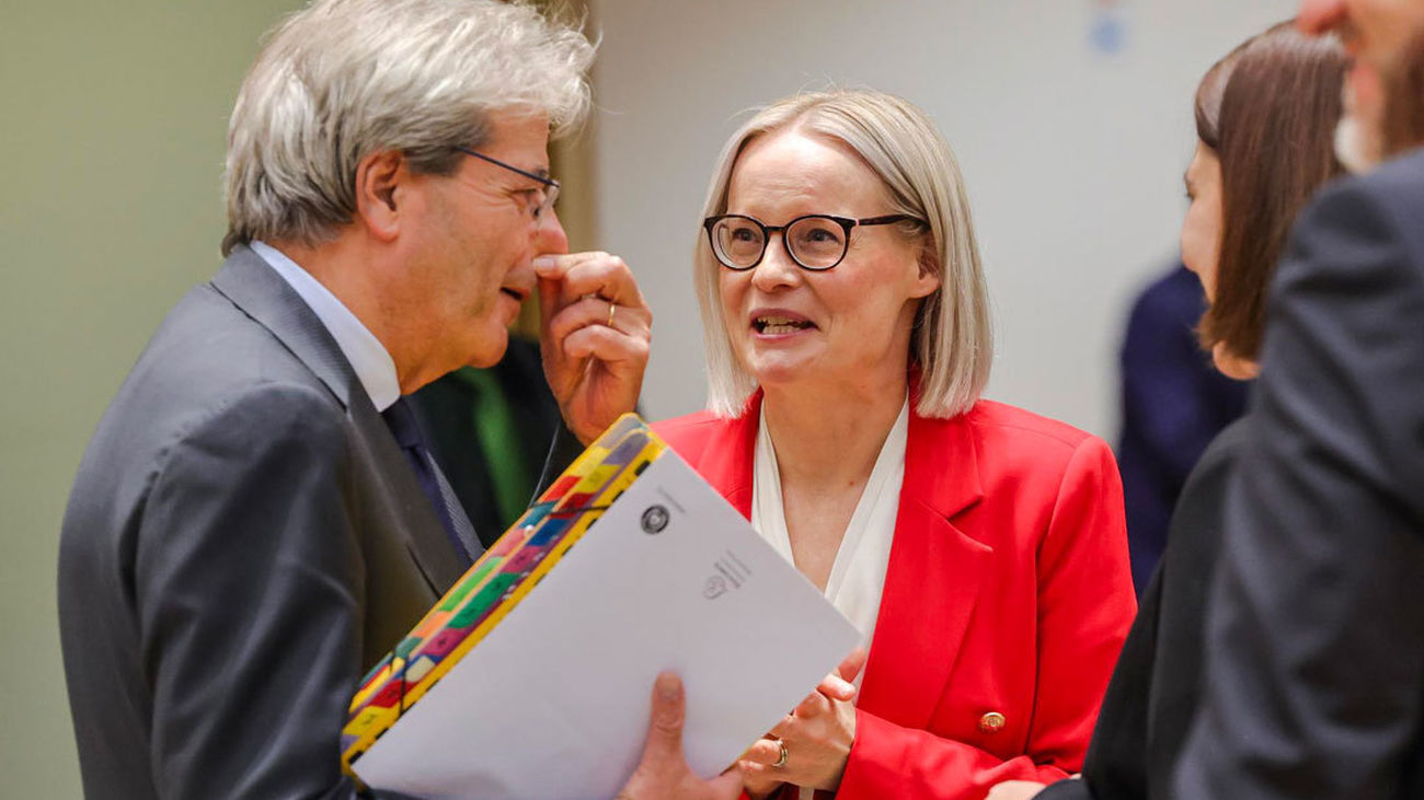 El comisario Paolo Gentiloni con la ministra finlandesa