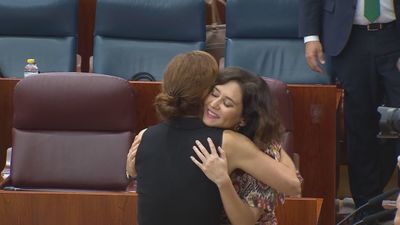 Ayuso recibe el cariño de la Asamblea de Madrid en su reaparición pública