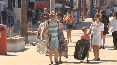 Los madrileños inician sus vacaciones pendientes del voto por correo