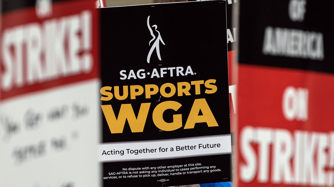 Manifestantes frente a los estudios Paramount en Los Ángeles, California