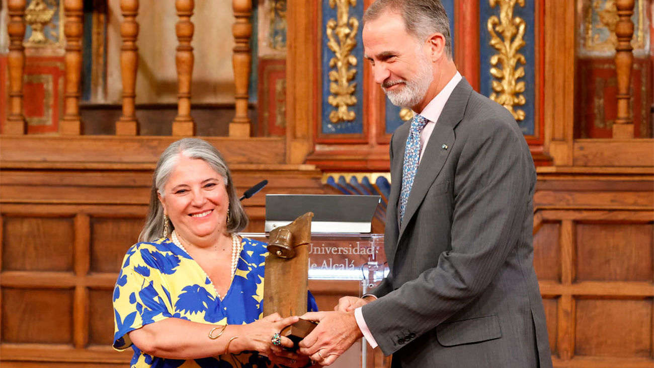 Felipe VI entrega el premio Camino Real a la microbióloga Ana Fernández-Sesma