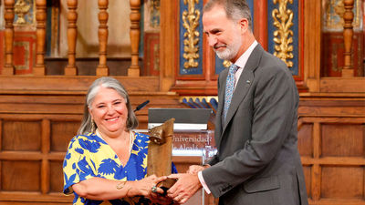 Felipe VI entrega el premio Camino Real a la microbióloga Ana Fernández-Sesma