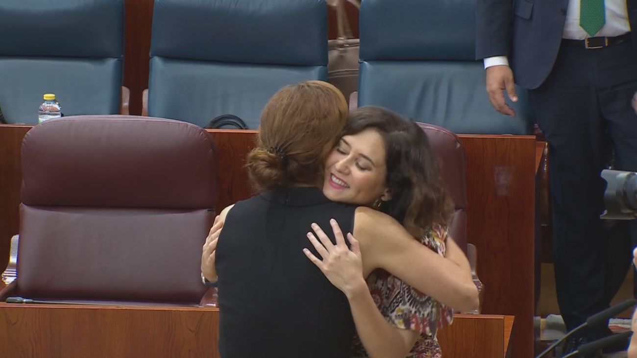 Ayuso recibe el cariño de la Asamblea de Madrid en su reaparición pública