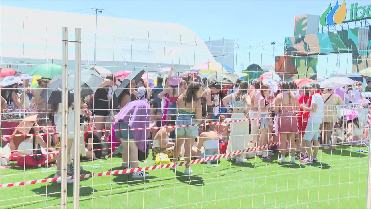 Comienzan a entrar los asistentes al concierto de Harry Styles