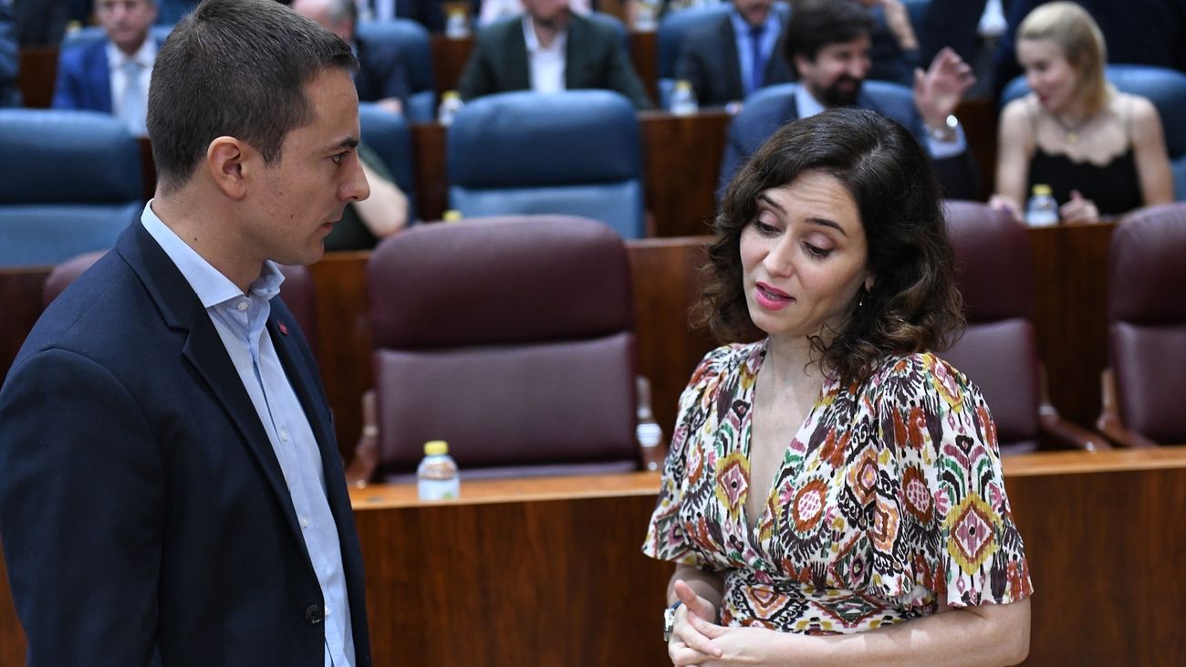 Juan Lobato e Isabel Díaz Ayuso, conversan a su llegada a una sesión plenaria en la Asamblea de Madrid, a 13 de julio de 2023