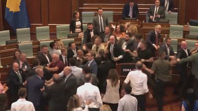 VÍDEO: Enorme pelea en el Parlamento de Kosovo entre diputados y ministros