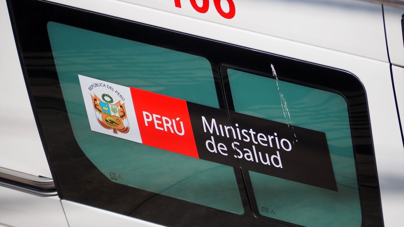 Póster del Ministerio de Salud del Perú en la ventana de una ambulancia