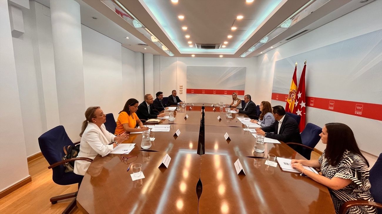 La Comunidad se compromete a reducir la temporalidad en Sanidad y fomentar la medicina preventiva