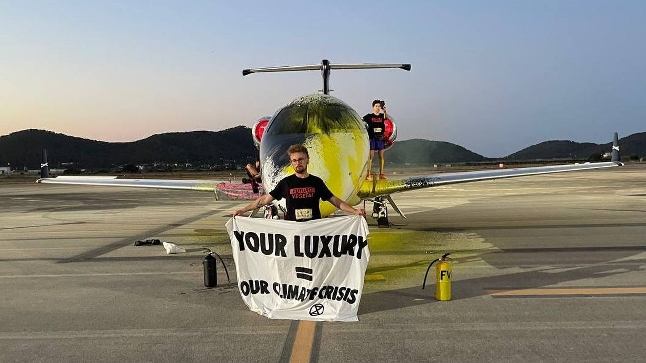 Tres activistas de Futuro Vegetal rocían con pintura y se pegan a un jet privado en el aeropuerto de Ibiza, Islas Baleares.
