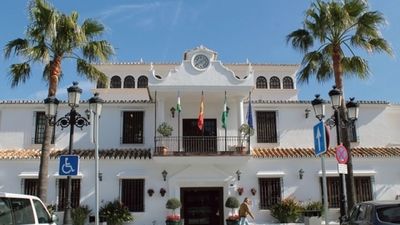 Una joven, apuñalada por su novio cae de un coche en marcha en Mijas, Málaga