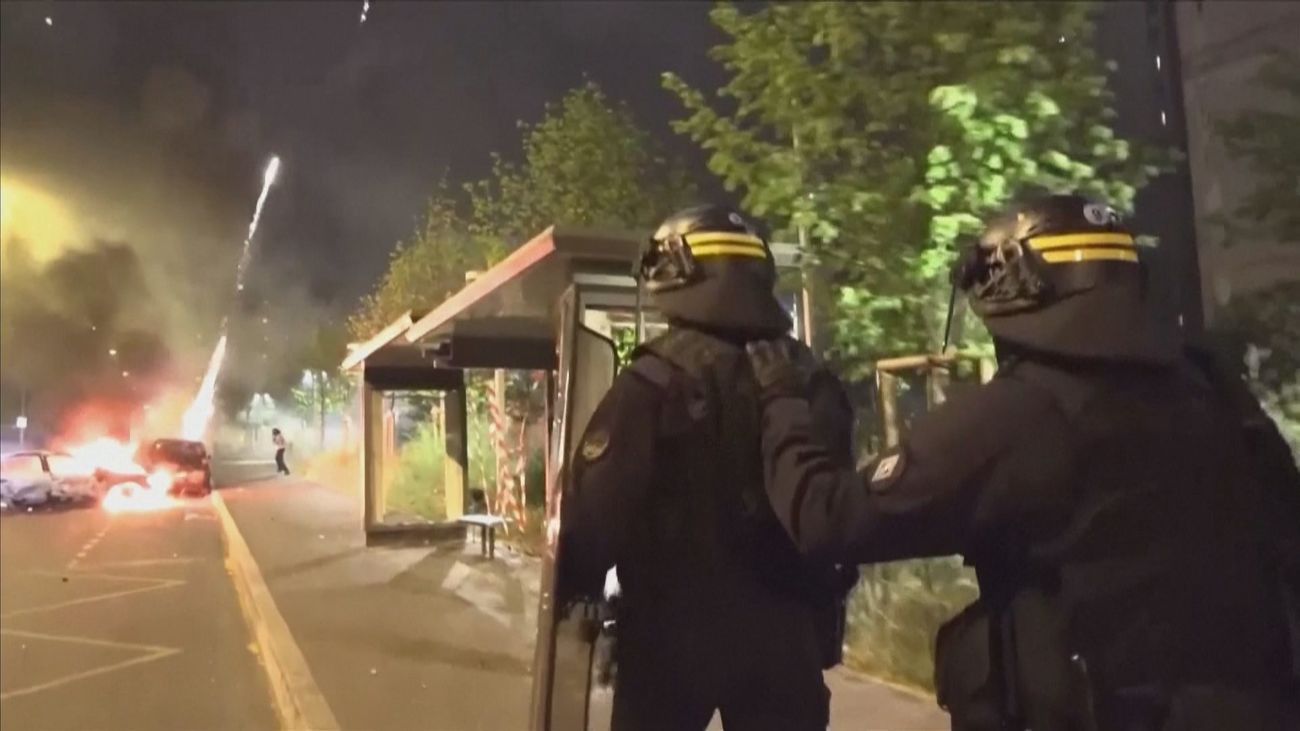 Al menos 96 detenidos y 255 coches quemados en la noche de la fiesta nacional francesa