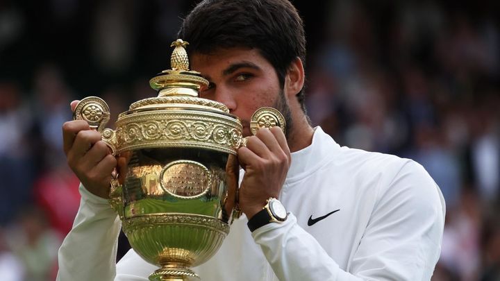 Alcaraz besa su primer trofeo de Wimbledon / EFE