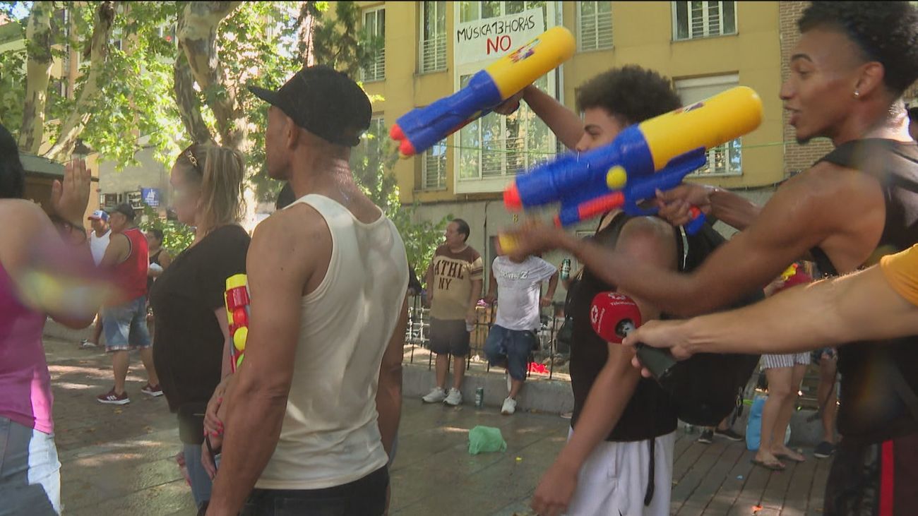 Vallecas se empapa de agua con su Batalla Naval