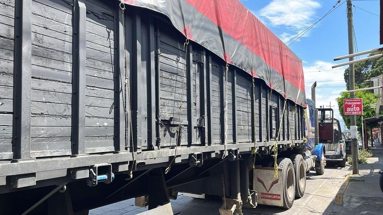 Camión en el que estaban hacinados más de 300 migrantes que han sido rescatados en México