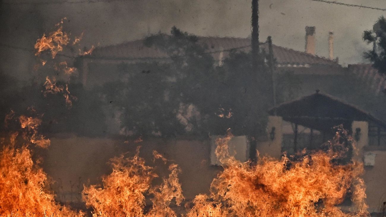 Un gran incendio en las afueras de Atenas obliga a evacuar siete localidades