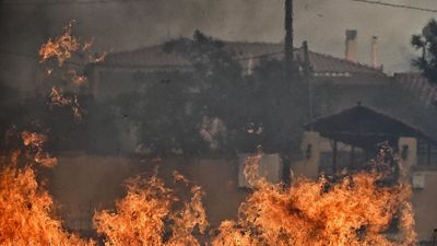 Grecia se enfrenta a varios incendios descontrolados que queman las primeras casas