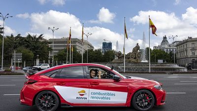 Marc Márquez recorre Madrid con un coche impulsado por combustible renovable de Repsol