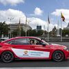 Marc Márquez recorre Madrid con un coche impulsado por combustible renovable de Repsol