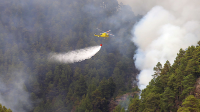 El fuego en La Palma sigue activo y afecta a más de 200 hectáreas en la Caldera de Taburiente
