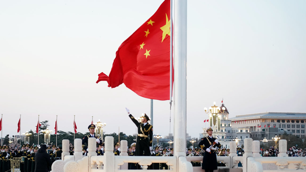 Una gran bandera china en Pekín